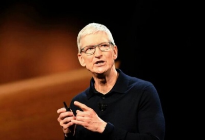 Προκαλεί τον Trump ο Tim Cook της Apple - Δεσμεύεται για νέες επενδύσεις στην Κίνα