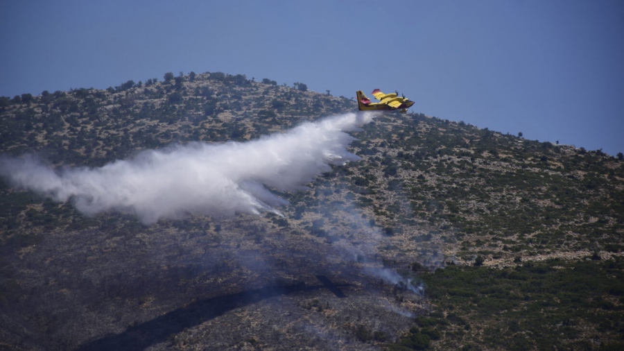 Φωτιά στην Επίδαυρο - Καίγονται χόρτα κοντά στο χωριό Αδάμι - Επιχειρούν 60 πυροσβέστες, 4 εναέρια μέσα