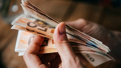 Προαναγγελία για νέες μειώσεις φόρων - Πετραλιάς (υφυπ. Οικονομικών): «Θα ανακοινωθούν στη ΔΕΘ»