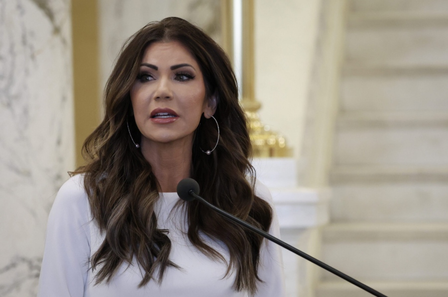 Η Noem πήρε τ’ όπλο της: Έχουμε συλλάβει 10.000 «εγκληματίες παράνομους αλλοδαπούς» στη Μινεάπολη, θα απελαθούν όλοι