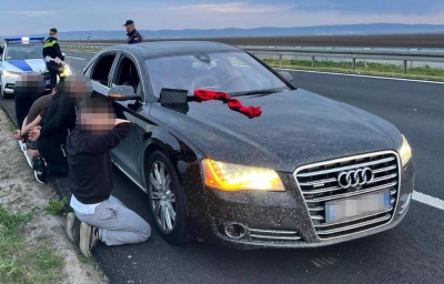 Σύλληψη και ξεφτίλισμα στη Σερβία για 4 παραβατικούς - Μπλόκο για μπλούζες και βίντεο με σήμα της «Μεγάλης Αλβανίας» - Βίντεο διασυρμού