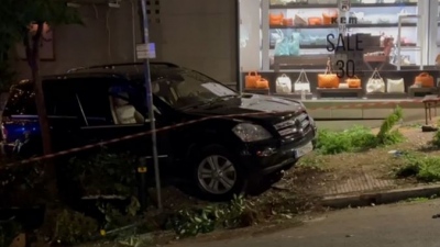 Σοκ στο Κολωνάκι: Αυτοκίνητο έπεσε σε εξωτερικό χώρο εστιατορίου τραυματίζοντας 12 - Ελεύθεροι ιδιοκτήτης οχήματος και παρκαδόρος