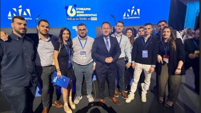 Μάζεψε γύρω τους σύνεδρους της ΝΔ ο Στέλιος Πέτσας