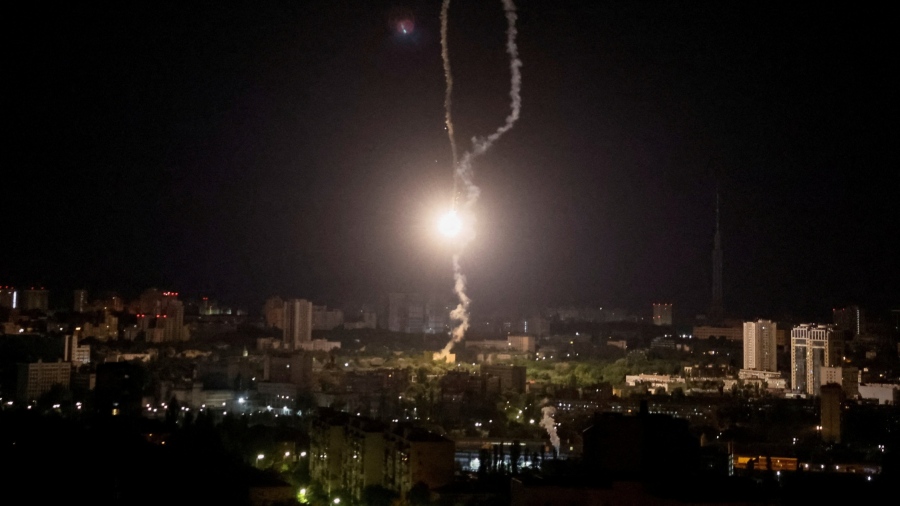 Τρίτο μαζικό κύμα ρωσικών επιθέσεων με drones στο Κίεβο σε ένα 24ωρο – Ένας νεκρός