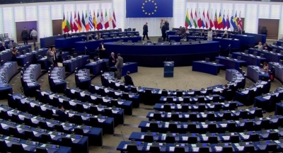 Η Ευρώπη εξετάζει το «πάγωμα» της εμπορικής συμφωνίας με τις ΗΠΑ μέχρι να ξεκαθαρίσει το χάος με τους δασμούς