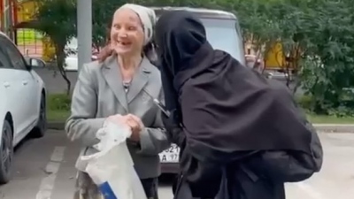 Μουσουλμάνα προσπαθεί να προσηλυτίσει Ρωσίδα ισχυριζόμενη ότι ο Putin είναι μουσουλμάνος