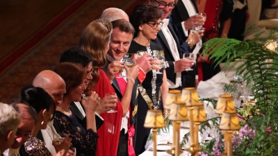 Δεν το γλυτώνει το χαστούκι του ο Macron - «Έκλεισε το μάτι» στην Kate Middleton σε επίσημο δείπνο