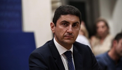 Ρεζίλι έγινε ο Αυγενάκης με φωτογραφία από καρναβάλι - Ανδρουλάκης: Προσφέρετε μόνο διαφθορά... και γέλιο
