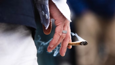 Σοκ: Υπερισχυρή κάνναβη, 5 φορές πιο ισχυρή από αυτή που κάπνιζαν οι χίπιδες του Woodstock σαρώνει την Ε.Ε.