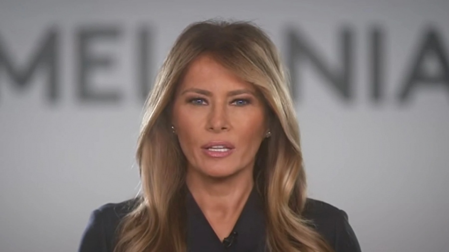 Πρόσωπο - πρόκληση η Melania: Γιατί το αμερικανικό κατεστημένο μισεί τη «σιωπηλή» Πρώτη Κυρία με το μουστάκι του Hitler