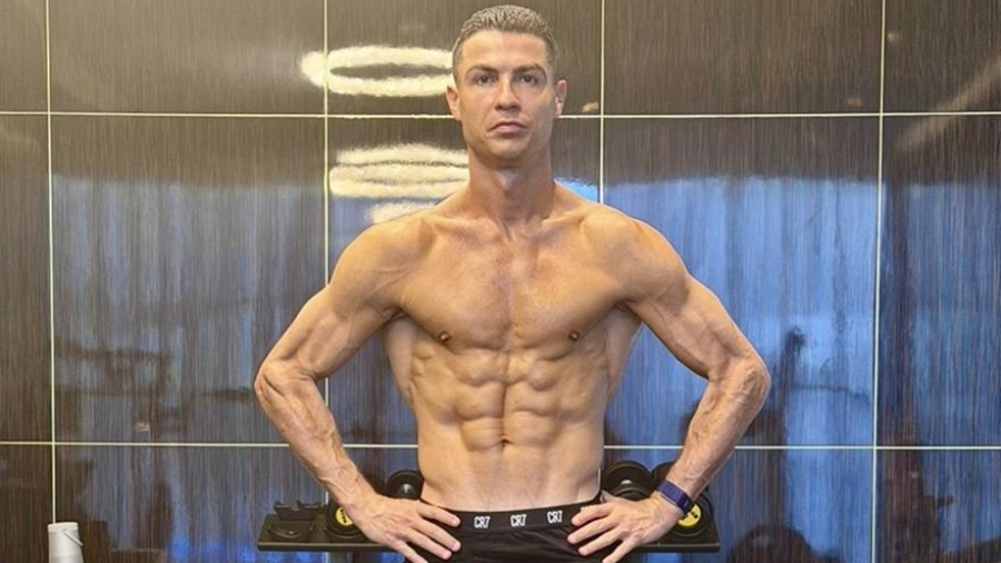 «Φέτες» στα 41 του ο Cristiano Ronaldo: «Τρομάζουν» οι κοιλιακοί του