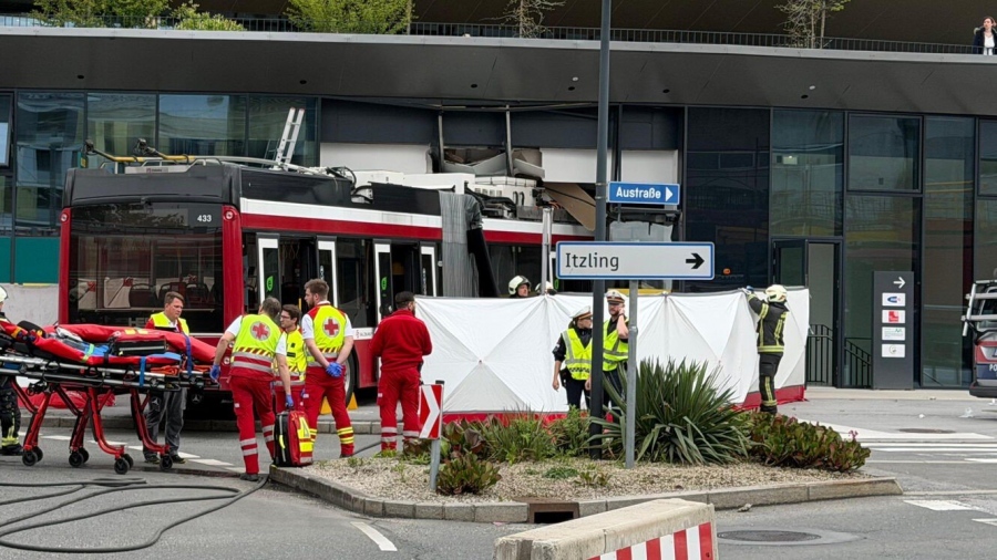Τραγωδία στο Σάλτσμπουργκ: Ένας νεκρός και επτά τραυματίες μετά από «εισβολή» λεωφορείου σε σούπερ μάρκετ
