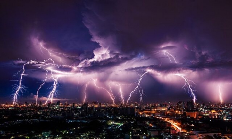 Απίστευτο... Aστραπή - ρεκόρ 800 χιλιομέτρων! - Κάτι παραπάνω από οργή... Θεού! - Ουράνια απειλή