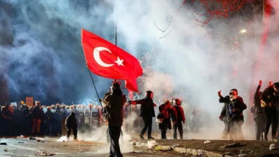 Scenes of civil war in Turkey: Erdogan orders police raid on opposition headquarters