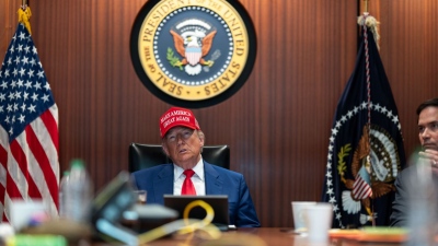Οι ώρες του Trump στον Λευκό Οίκο κατά τον βομβαρδισμό του Ιράν - Το μήνυμα στο κόκκινο καπέλο