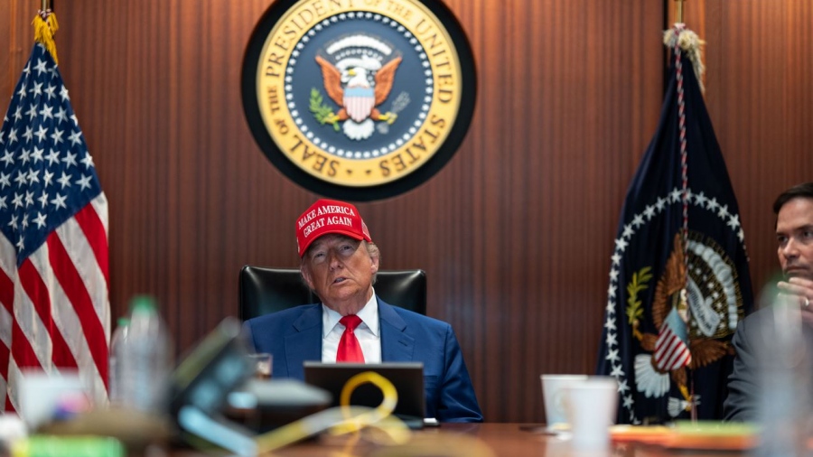 Οι ώρες του Trump στον Λευκό Οίκο κατά τον βομβαρδισμό του Ιράν - Το μήνυμα στο κόκκινο καπέλο