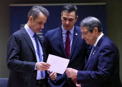 Αδιέξοδο στις Βρυξέλλες; Έξαλλος ο Ισπανός πρωθυπουργός στη Σύνοδο Κορυφής: «Βγαίνω έξω να πάρω... αέρα»