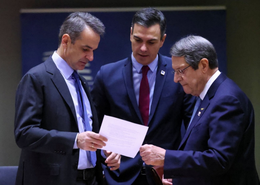 Αδιέξοδο στις Βρυξέλλες; Έξαλλος ο Ισπανός πρωθυπουργός στη Σύνοδο Κορυφής: «Βγαίνω έξω να πάρω... αέρα»