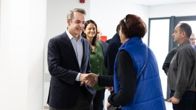 Στο νέο ΚΕΠΑ Πειραιά ο Μητσοτάκης και η Κεραμέως: Μειώθηκαν κατά 76% σε 1,5 χρόνο τα εκκρεμή ραντεβού