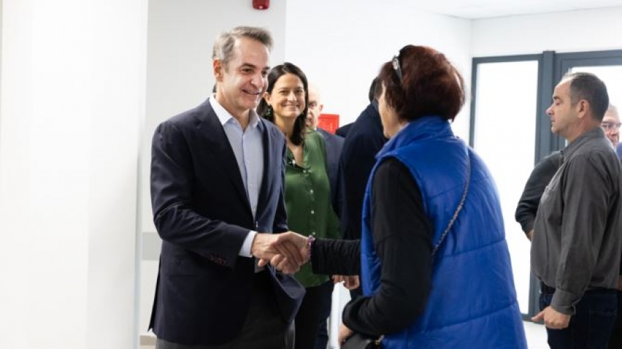 Στο νέο ΚΕΠΑ Πειραιά ο Μητσοτάκης και η Κεραμέως: Μειώθηκαν κατά 76% σε 1,5 χρόνο τα εκκρεμή ραντεβού