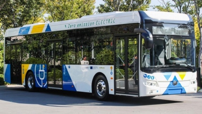 Μενίδι: Λύθηκε το χειρόφρενο λεωφορείου και κατέληξε σε ταβέρνα