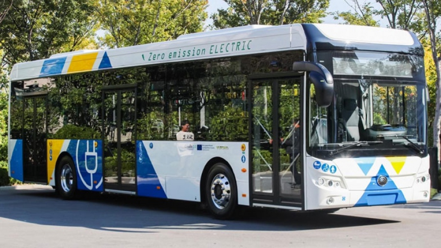 Μενίδι: Λύθηκε το χειρόφρενο λεωφορείου και κατέληξε σε ταβέρνα