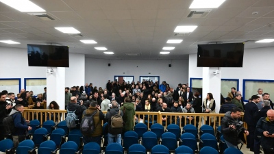 Τέμπη: Χάος στη δίκη... Έκρηξη Κωνσταντοπούλου - Καρυστιανού: «Συλλάβετε με!» - Απόλυτη ντροπή Φλωρίδη με συγγενείς εκτός αίθουσας