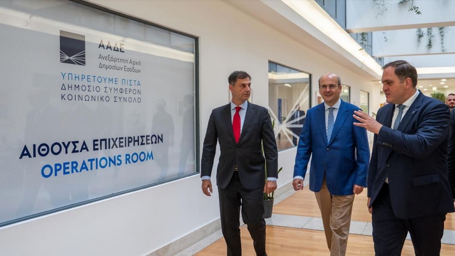 Επίσκεψη Χατζηδάκη στη Γενική Διεύθυνση Ηλεκτρονικής Διακυβέρνησης της ΑΑΔΕ: Προτεραιότητα η καταπολέμηση της φοροδιαφυγής