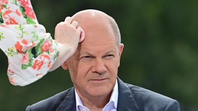 Ζωή και.. κότες: Η κυβέρνηση Scholz ξοδεύει χιλιάδες ευρώ σε... μακιγιάζ και κομμωτές από τα λεφτά των Γερμανών