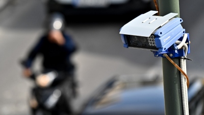 Έξυνε το αυτί του και πήρε... πρόστιμο! Οι νέες... έξυπνες κάμερες μοιράζουν πρόστιμα δεξιά αριστερά