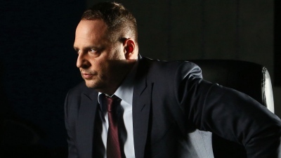 Κανένας Zelensky - Αυτός είναι ο «αόρατος δυνάστης» της Ουκρανίας, ο αρχιερέας της διαπλοκής που κινεί τα νήματα στο Κίεβο