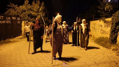 Τουρκία: Γυναίκες βγαίνουν στους δρόμους με ξύλα για να προστατεύσουν τα παιδιά από τα ναρκωτικά