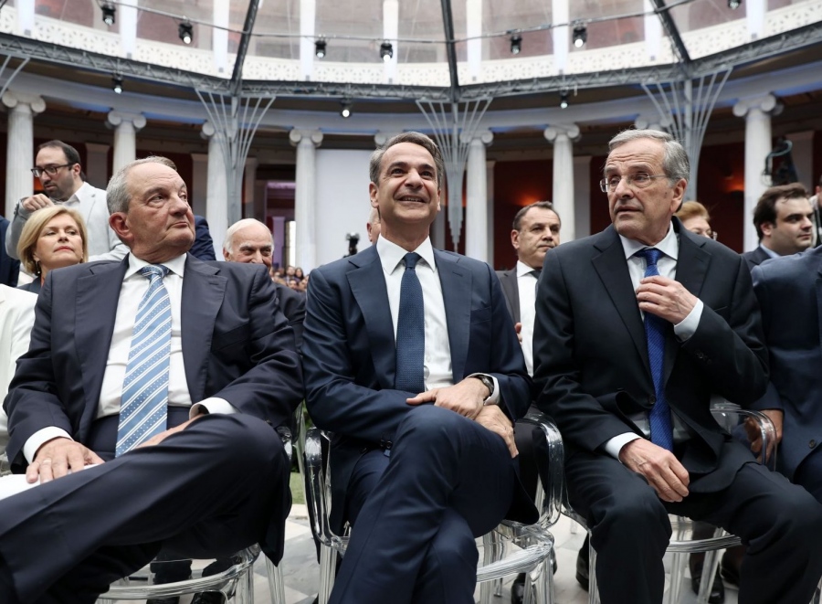 Δύο βιβλία, δύο κόσμοι στην ΝΔ και στη μέση... ο Μητσοτάκης – Θα γίνει το πρώτο τετ α τετ με Καραμανλή και Σαμαρά;