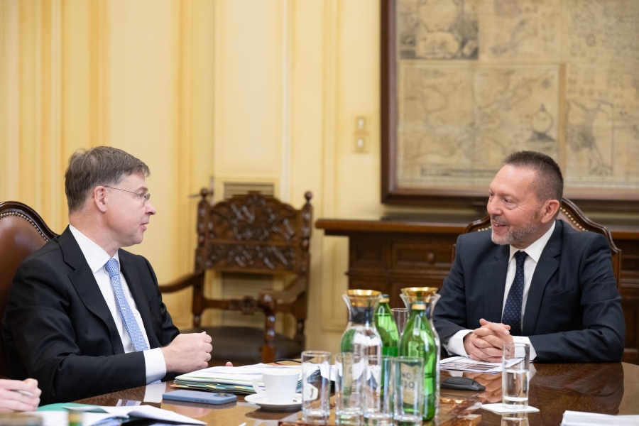«Βόμβα» Dombrovskis‎‎: Η πανδημία της COVID-19 έκανε την Ελλάδα πιο δυνατή