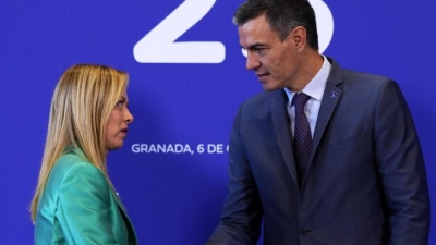 Στο πλευρό της Meloni ο Sanchez: Ο Trump ξεπέρασε κάθε όριο