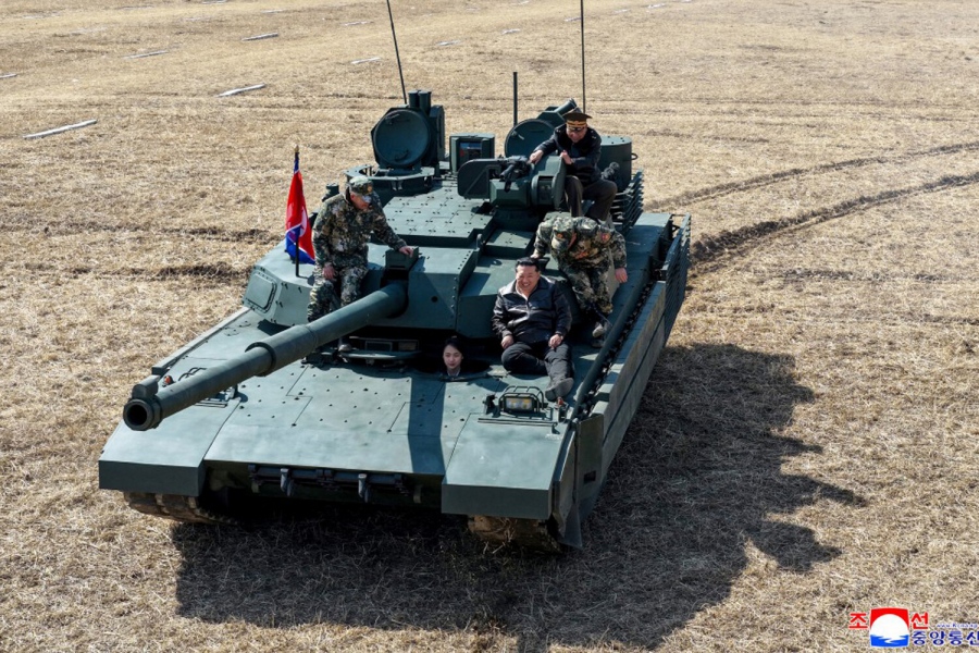 Απίστευτο... η κορη του Kim Jong Un στη θέση χειριστή άρματος μάχης – Μήνυμα πολέμου με φόντο νέα οπλικά συστήματα