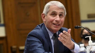 Παρά τις έρευνες ο Fauci επιμένει για κίνδυνο αυξημένων νοσηλειών με την Omicron