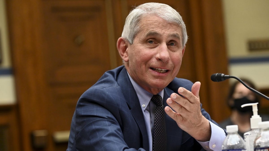 Παρά τις έρευνες ο Fauci επιμένει για κίνδυνο αυξημένων νοσηλειών με την Omicron
