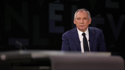 Σεισμός (και πάλι) στη Γαλλία – Δραπετεύει η κυβέρνηση Bayrou, ο ίδιος ζήτησε ψήφο εμπιστοσύνης, βλέπει το κραχ