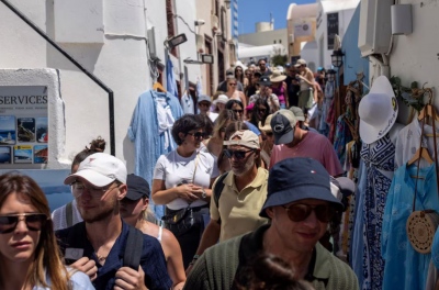 Εικόνες σοκ στη Σαντορίνη –  Η τουριστική έκρηξη διαλύει τις υποδομές του νησιού και το μετατρέπει σε τέρας