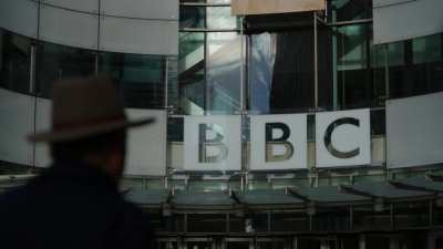 BBC σε κρίση: Μαζικές απολύσεις, απεργίες και ο πόλεμος των... φύλων προκαλούν πονοκέφαλο στον νέο γενικό διευθυντή