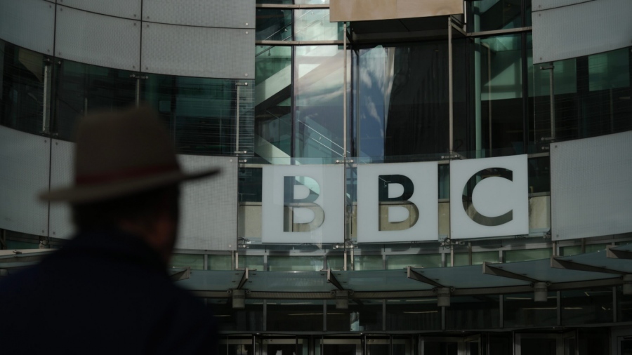 BBC σε κρίση: Μαζικές απολύσεις, απεργίες και ο πόλεμος των... φύλων προκαλούν πονοκέφαλο στον νέο γενικό διευθυντή