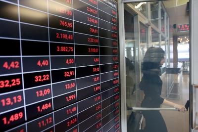 Λίγο μετά το άνοιγμα του ΧΑ – Ακολουθεί τις ξένες αγορές – Πιέζονται οι τράπεζες