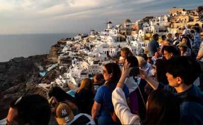 Επέλαση Κινέζων τουριστών στην Ευρώπη με ρεκόρ το 2025 ενώ οι Αμερικανοί μειώνουν τα ταξίδια