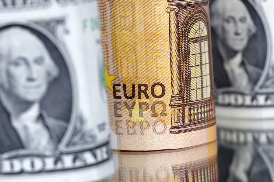 Κατάρρευση θέσεων στο ευρώ... η Wall Street γυρίζει μαζικά στο δολάριο