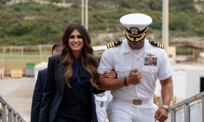 Η Kimberly Guilfoyle στην αμερικανική βάση της Σούδας: Σύμβολο δύναμης και συνεργασίας