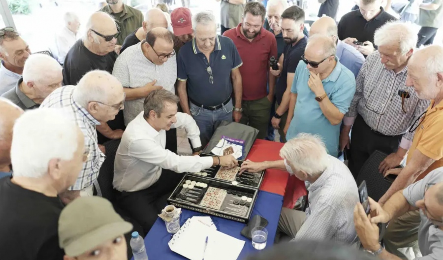Στήνουν... λαϊκό προφίλ στον Μητσοτάκη με τάβλι και ελληνικό καφέ