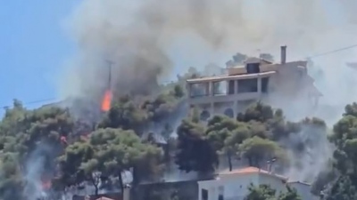 Επί ποδός η Πυροσβεστική στην Κόρινθο - Σε ύφεση η πυρκαγιά στο Πευκάλι, απειλήθηκαν σπίτια - Εκκένωση μέσω 112