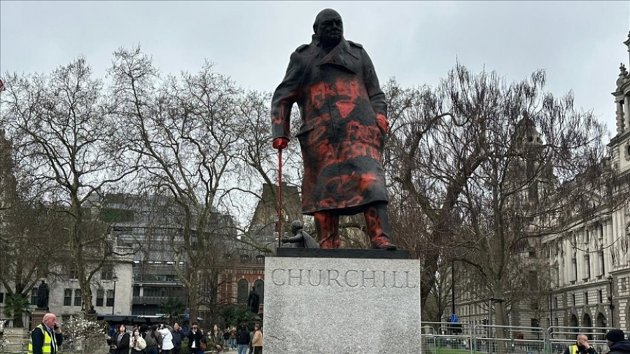 Σοκ στην Αγγλία: Βανδάλισαν το άγαλμα του Churchill γράφοντας «Σιωνιστής εγκληματίας πολέμου»