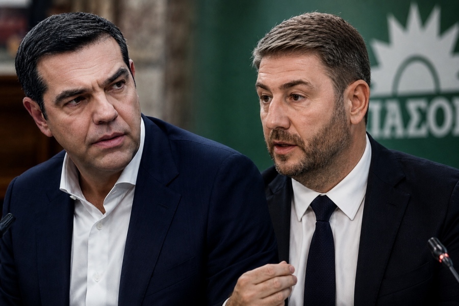 Ακόμα ψάχνονται ποιος θα εκπροσωπήσει καλύτερα τον Ανδρέα Παπανδρέου – Το ΠΑΣΟΚ του Ανδρουλάκη ή η ΕΛΑΣ του Τσίπρα…